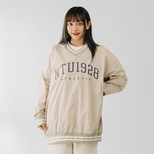 【最後30件，售完不補】NTU美式電繡滑面V領大學T_卡其