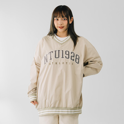 【最後30件，售完不補】NTU美式電繡滑面V領大學T_卡其