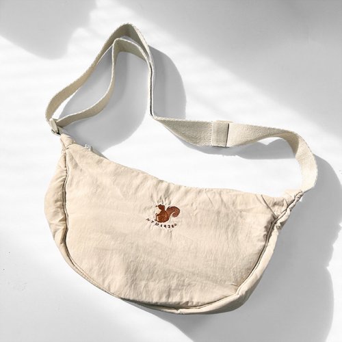 NTU電繡萌三寶皺皺弧形肩背包_卡其