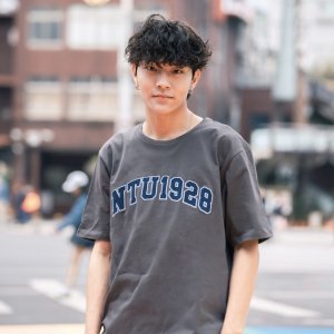 【2025新品限量上市】NTU立體電繡寬版短T_鐵灰