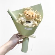 【最後30隻，5/24臺大校門現場取貨】NTU吊飾小熊畢業永生花束_奶油米