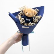 【最後18隻，5/24臺大校門現場取貨】NTU吊飾小熊畢業永生花束_深藍